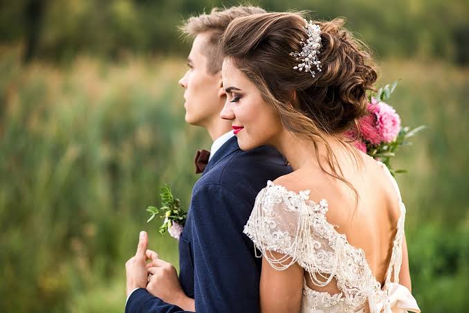 The Benefits And Downsides Of Marrying Early