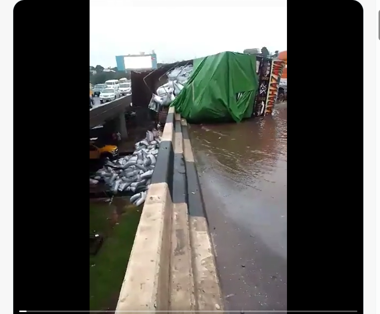 JUST IN: Overturned Truck Causes Delays On Otedola Bridge, Lagos State