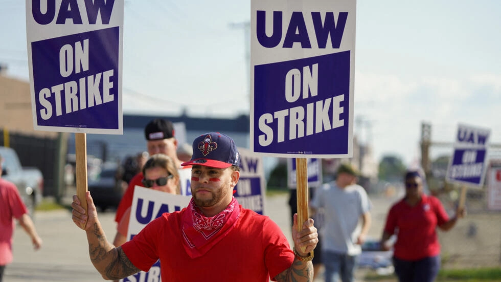 Biden and Trump’s Duelling Visits Turn Auto Workers’ Strike Into Political Showdown