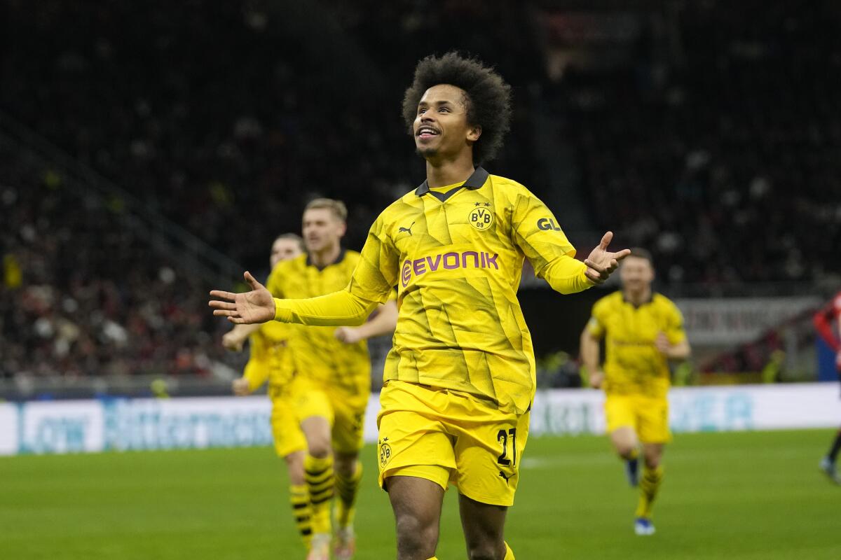 Borussia Dortmund Progress To Last 16 With Victory Over AC Milan