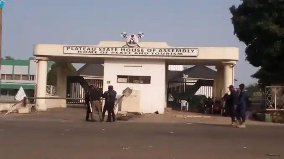 Police Heightens Security As PDP And APC Supporters Clash Outside Plateau Assembly