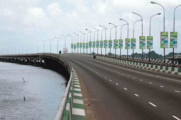 Lagos State Government Issues 48-Hour Ultimatum To Traders And Mechanics Under Marine Bridge
