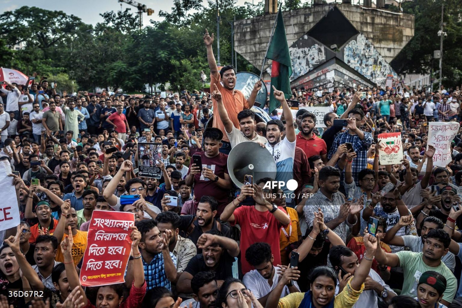 Twin Jailbreaks Kill 12 In Bangladesh