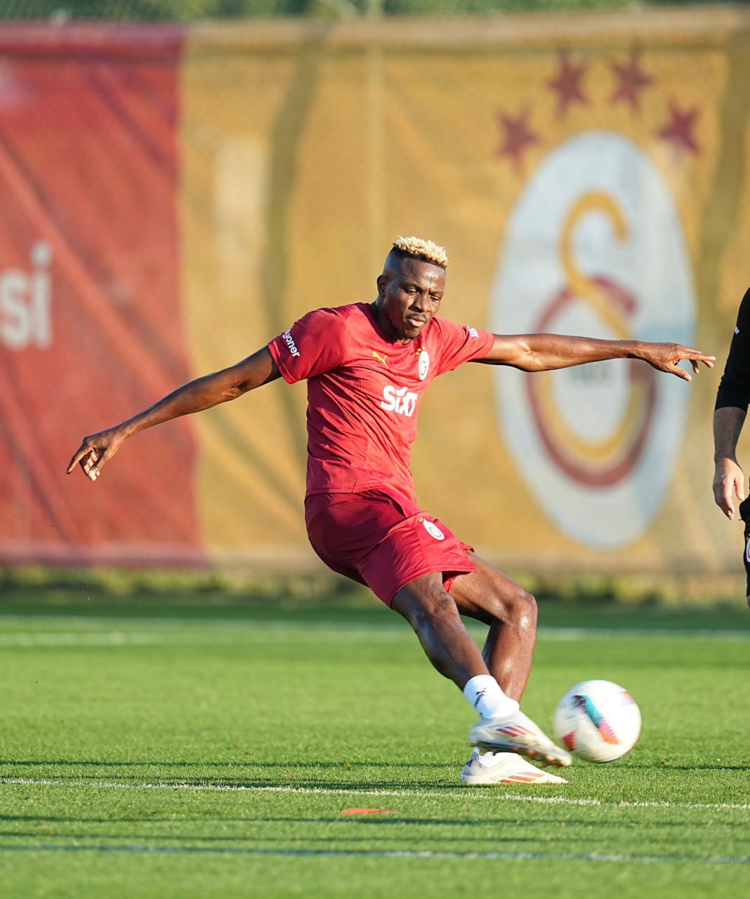 Amuneke Endorses Osimhen’s Loan Move To Galatasaray